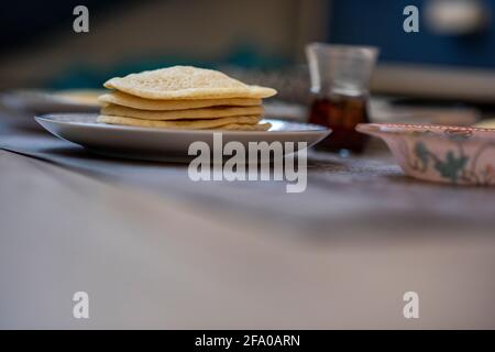 Atayef Qatayef, katayef est un dessert arabe couramment servi pendant le mois du Ramadan. Crêpes du Moyen-Orient. Photo de haute qualité Banque D'Images