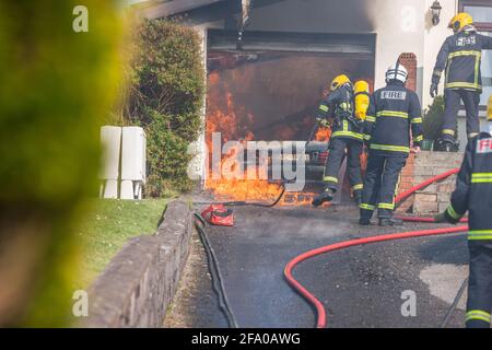 Carrigaline, Cork, Irlande. 21 avril 2021. Des unités d'incendie de Crossaven et de Carrigaline se battent à Wesley à Carrigaline, Co. Cork, Irlande.- Credit; David Creedon / Alamy Live News Banque D'Images