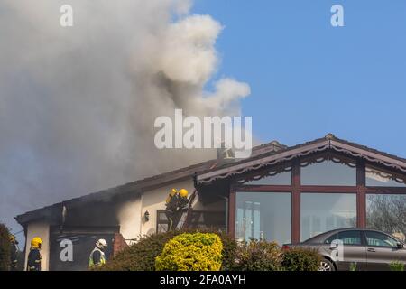 Carrigaline, Cork, Irlande. 21 avril 2021. Des unités d'incendie de Crossaven et de Carrigaline se battent à Wesley à Carrigaline, Co. Cork, Irlande.- Credit; David Creedon / Alamy Live News Banque D'Images