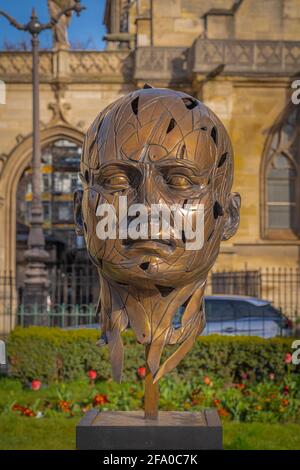 Paris, France - 03 28 2021 : vue sur l'exposition en plein air de statues de bronze au coucher du soleil Banque D'Images