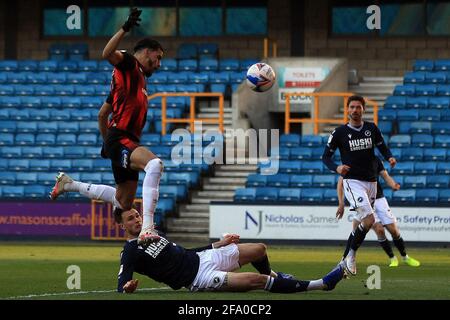 Londres, Royaume-Uni. 21 avril 2021. Dominic Solanke, de Bournemouth (L), prend une photo au but. EFL Skybet Championship Match, Millwall v AFC Bournemouth au Den à Londres le mercredi 21 avril 2021. Cette image ne peut être utilisée qu'à des fins éditoriales. Utilisation éditoriale uniquement, licence requise pour une utilisation commerciale. Aucune utilisation dans les Paris, les jeux ou les publications d'un seul club/ligue/joueur. photo par Steffan Bowen/Andrew Orchard sports photographie/Alay Live news crédit: Andrew Orchard sports photographie/Alay Live News Banque D'Images