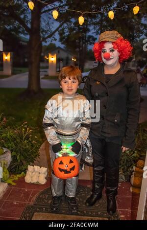 10-31-2017 Tulsa Oklahoma mère habillée comme clown et son fils habillé En tant que spaceman trick r Treating on Halloween Banque D'Images