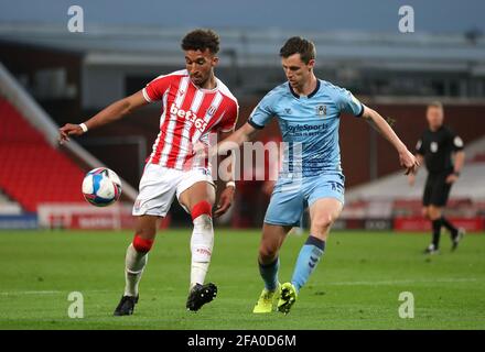 Jacob Brown (à gauche) de Stoke City et Dominic Hyam de Coventry City en action lors du match de championnat Sky Bet au stade bet365, Stoke-on-Trent. Date de la photo: Mercredi 21 avril 2021. Banque D'Images