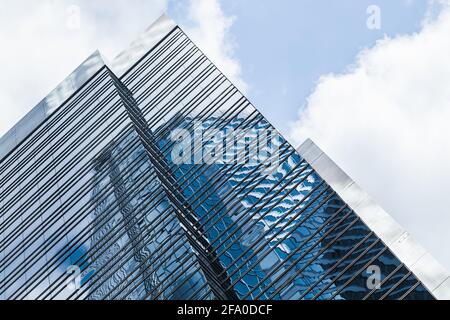 Gratte-ciels commerciaux modernes, photo abstraite avec des fragments de bâtiments de bureaux en hauteur dans la ville de Hong Kong Banque D'Images