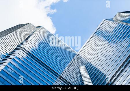 Gratte-ciels modernes, photo abstraite avec des fragments de bâtiments de bureaux commerciaux en hauteur dans la ville de Hong Kong Banque D'Images