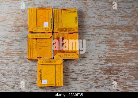 Cinq boîtes de film couleur de 8 mm pour envoyer le film pour le traitement Banque D'Images