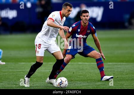 VALENCE, ESPAGNE - AVRIL 21: Joan Jordan de Sevilla FC et Rober de Levante UD pendant le match de la Liga Santander entre Levante UD et Sevilla FC à Ciudad de Valencia le 21 avril 2021 à Valence, Espagne (photo de Pablo Morano/Orange Pictures) crédit: Orange pics BV/Alay Live News Banque D'Images