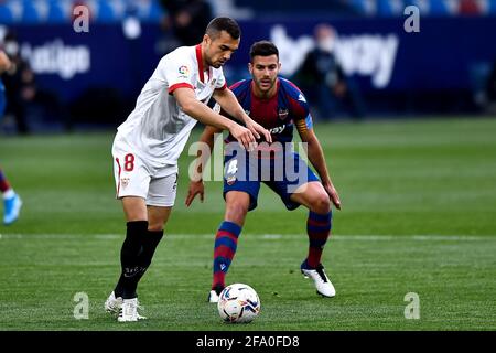 VALENCE, ESPAGNE - AVRIL 21: Joan Jordan de Sevilla FC et Rober de Levante UD pendant le match de la Liga Santander entre Levante UD et Sevilla FC à Ciudad de Valencia le 21 avril 2021 à Valence, Espagne (photo de Pablo Morano/Orange Pictures) crédit: Orange pics BV/Alay Live News Banque D'Images