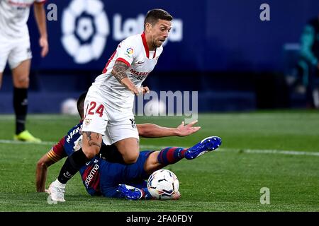VALENCE, ESPAGNE - AVRIL 21: Rober de Levante UD et Papu Gomez de Sevilla FC pendant le match de la Liga Santander entre Levante UD et Sevilla FC à Ciudad de Valencia le 21 avril 2021 à Valence, Espagne (photo de Pablo Morano/Orange Pictures) crédit: Orange pics BV/Alay Live News Banque D'Images