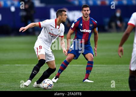 VALENCE, ESPAGNE - AVRIL 21: Joan Jordan de Sevilla FC et Rober de Levante UD pendant le match de la Liga Santander entre Levante UD et Sevilla FC à Banque D'Images