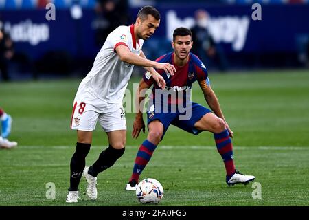 VALENCE, ESPAGNE - AVRIL 21: Joan Jordan de Sevilla FC et Rober de Levante UD pendant le match de la Liga Santander entre Levante UD et Sevilla FC à Banque D'Images