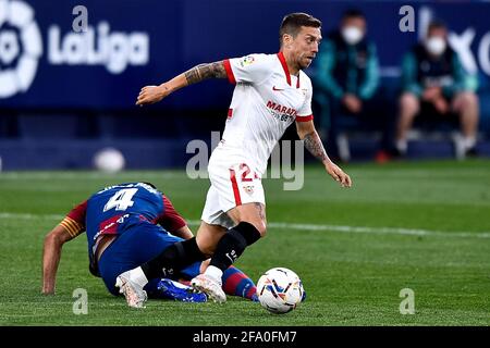 VALENCE, ESPAGNE - AVRIL 21: Rober de Levante UD et Papu Gomez de Sevilla FC pendant le match de la Liga Santander entre Levante UD et Sevilla FC à C Banque D'Images