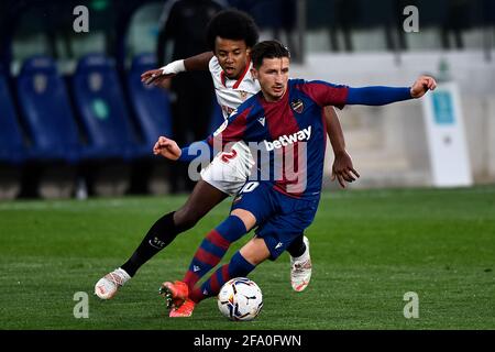 VALENCE, ESPAGNE - AVRIL 21: Enis Bardhi de Levante UD et Jules Kounde de Sevilla FC pendant le match de la Liga Santander entre Levante UD et Séville Banque D'Images