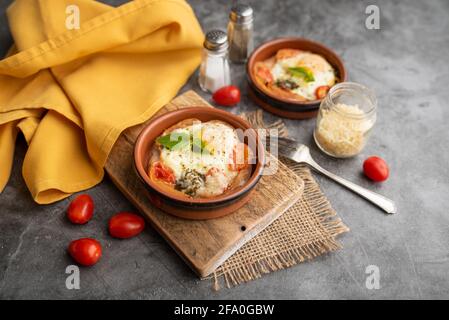 Petit-déjeuner aux œufs, jambon chaud fait maison, plat aux œufs et au cape Banque D'Images