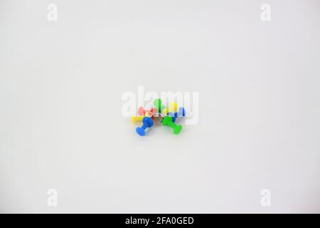 Broche de bureau en étoile multicolore isolée sur fond blanc Banque D'Images