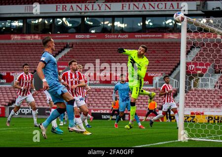 21 avril 2021 ; Stade Bet365, Stoke, Staffordshire, Angleterre ; Championnat de football de la Ligue anglaise de football, Stoke City versus Coventry ; gardien de but Angus Gunn de Stoke City fait une économie et le tir va grand dans son post Credit: Action plus Sports Images/Alamy Live News Banque D'Images