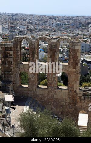 Une partie du mur de l'Odéon de Herodes Atticus est située sur la pente sud de l'Acropole d'Athènes, Grèce Banque D'Images