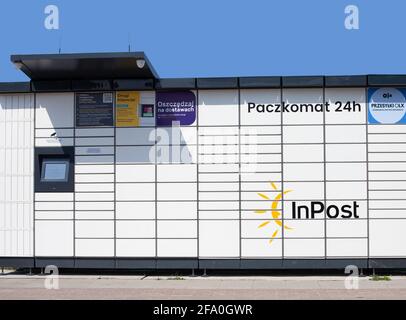 Pologne, Plewiska - 20 avril 2021 : boîte Inpost 24 heures machine de dépose Banque D'Images