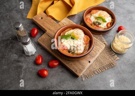 Petit-déjeuner aux œufs, jambon chaud fait maison, plat aux œufs et au cape Banque D'Images