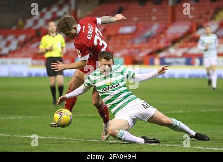 Matthew Kennedy d'Aberdeen (à gauche) et Callum McGregor du Celtic se battent pour le ballon lors du match écossais Premiership au Pittodrie Stadium, à Aberdeen. Date de la photo: Mercredi 21 avril 2021. Banque D'Images