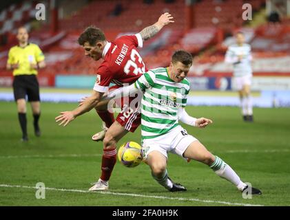 Matthew Kennedy d'Aberdeen (à gauche) et Callum McGregor du Celtic se battent pour le ballon lors du match écossais Premiership au Pittodrie Stadium, à Aberdeen. Date de la photo: Mercredi 21 avril 2021. Banque D'Images