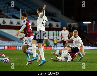 Birmingham, Angleterre, 21 avril 2021. Oleksandr Zinchenko de Manchester City est descendu en bordure de la région par Jacob Ramsey de Aston Villa pendant le match de Premier League à Villa Park, Birmingham. Le crédit photo doit être lu : Darren Staples / Sportimage Banque D'Images