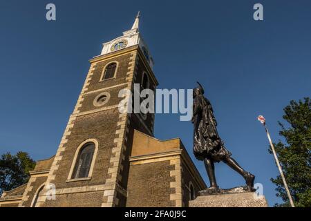 Église Saint-Georges Gravesend Kent avec la statue de Pocahontas dans le cimetière. Banque D'Images