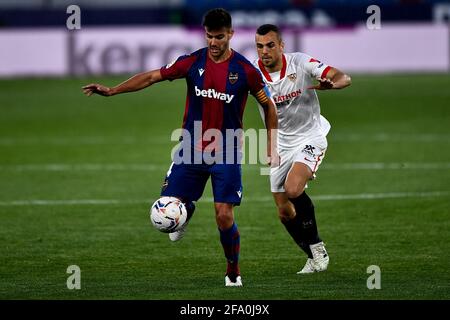 VALENCE, ESPAGNE - AVRIL 21: Rober de Levante UD et Joan Jordan de Sevilla FC pendant le match de la Liga Santander entre Levante UD et Sevilla FC à Banque D'Images