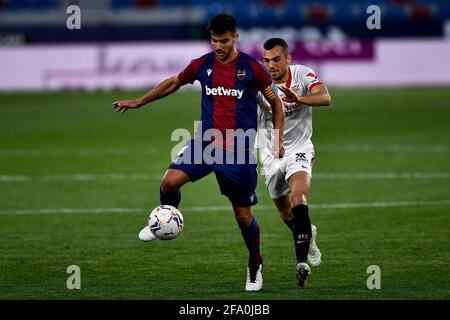 VALENCE, ESPAGNE - AVRIL 21: Rober de Levante UD et Joan Jordan de Sevilla FC pendant le match de la Liga Santander entre Levante UD et Sevilla FC à Ciudad de Valencia le 21 avril 2021 à Valence, Espagne (photo de Pablo Morano/Orange Pictures) crédit: Orange pics BV/Alay Live News Banque D'Images