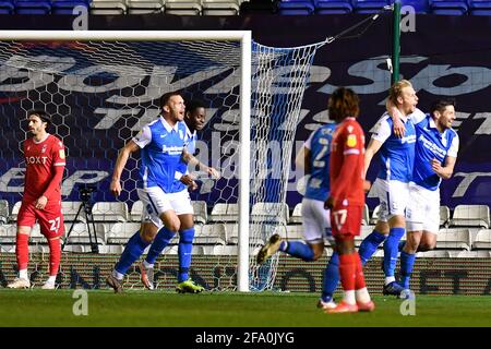 Les joueurs de Birmingham City fêtent après que Marc Roberts (deuxième à droite) ait ouvert le score lors du match du championnat Sky Bet au stade Trophée de St Andrew's trillion, à Birmingham. Date de la photo: Mercredi 21 avril 2021. Banque D'Images