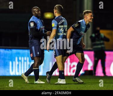 Adebayo Akinfenwa (à gauche) de Wycombe Wanderers célèbre le deuxième but du match de son côté lors du championnat Sky Bet au stade Adams Park, High Wycombe. Date de la photo: Mercredi 21 avril 2021. Banque D'Images