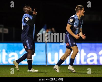 Adebayo Akinfenwa (à gauche) de Wycombe Wanderers célèbre le deuxième but du match de son côté lors du championnat Sky Bet au stade Adams Park, High Wycombe. Date de la photo: Mercredi 21 avril 2021. Banque D'Images