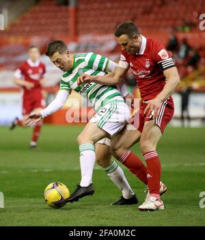 Callum McGregor (à gauche) du Celtic et Andrew Considine d'Aberdeen se battent pour le ballon lors du match Scottish Premiership au Pittodrie Stadium, à Aberdeen. Date de la photo: Mercredi 21 avril 2021. Banque D'Images