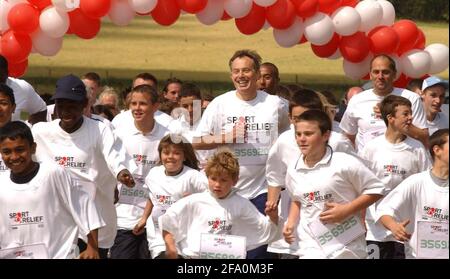 Le Premier ministre britannique Tony Blair , avec Sir Steve Redgrave et Colin Jackson, participant à une course de 1,6 km à sa résidence de campagne, Chequers, dans le Buckinghamshire, le vendredi 9 juillet 2004, pour recueillir des fonds pour les secours sportifs. Le Sport relief a été créé par Comic relief et la BBC Sport pour s'attaquer à la pauvreté et aux personnes défavorisées au Royaume-Uni et dans certains des pays les plus nécessiteux du monde. Voir PA Story SPORT relief. Photo PA : Tom Pilston/la piscine indépendante Banque D'Images