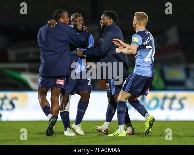 Adebayo Akinfenwa (deuxième à gauche) de Wycombe Wanderers célèbre avec des coéquipiers après le match du championnat Sky Bet au stade Adams Park, High Wycombe. Date de la photo: Mercredi 21 avril 2021. Banque D'Images