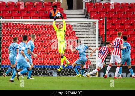 21 avril 2021 ; Stade Bet365, Stoke, Staffordshire, Angleterre ; Championnat de football de la Ligue anglaise de football, Stoke City versus Coventry; gardien de but Angus Gunn de Stoke City fait une économie au-dessus de son bar crédit: Action plus Sports Images/Alamy Live News Banque D'Images