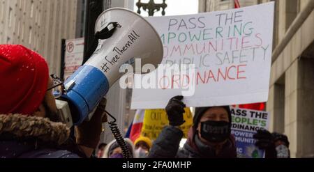 Chicago, Illinois, États-Unis. 21 avril 2021. Des militants protestent devant l'hôtel de ville de Chicago et appellent à l'adoption de l'ordonnance de réforme de la police, les Communiites habilitant pour la sécurité publique, lors de la première réunion en personne du conseil municipal depuis plus d'un an. Credit: Dominic Gwinn/ZUMA Wire/Alay Live News Banque D'Images