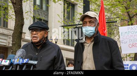 Chicago, Illinois, États-Unis. 21 avril 2021. L'ancien maire de Berkeley, CA, Eugene ''Gus'' Newport, et l'acteur Danny Glover, prononcent une protestation à Chicago en faveur de l'ordonnance sur l'autonomisation des communautés pour la sécurité publique, une mesure d'effort de réforme de la police. Credit: Dominic Gwinn/ZUMA Wire/Alay Live News Banque D'Images