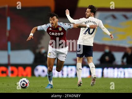 Birmingham, Angleterre, 21 avril 2021. Tyrone Mings d'Aston Villa Evodes Bernardo Silva de Manchester City pendant le match de Premier League à Villa Park, Birmingham. Le crédit photo doit être lu : Darren Staples / Sportimage Banque D'Images