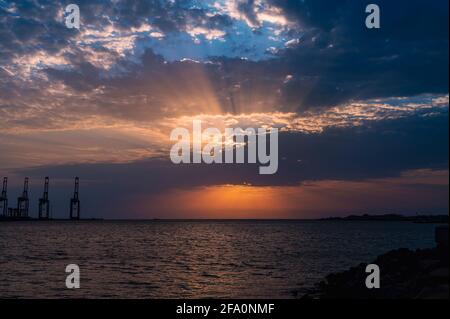 Un magnifique coucher de soleil depuis les plages de la mer Rouge de Jeddah, Arabie Saoudite Banque D'Images