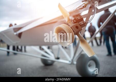 gros plan du pulvérisateur de l'avion léger télécommandé par radio Banque D'Images