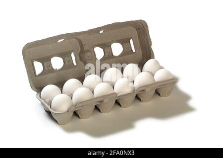 Une douzaine d'oeufs blancs frais de ferme dans une boîte de carton pressoir, isolés sur un fond blanc. Banque D'Images