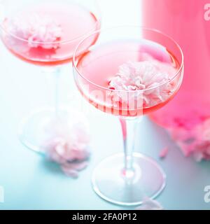 Cocktails rosé avec garniture de fleurs Banque D'Images