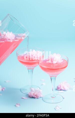 Cocktails rosé avec garniture de fleurs Banque D'Images