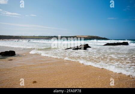 Plage pittoresque de Harlyn Bay près de Padstow dans les Cornouailles, en Angleterre. Populaire auprès des vacanciers et des surfeurs. Banque D'Images