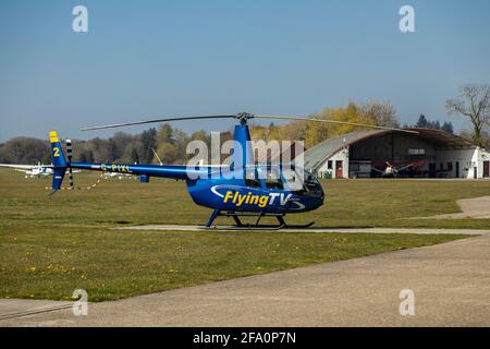 Plate-forme hélicoptère de cinéma aérien, Flying TV ,Robinson R44 Raven , Denham Aerodrome , Angleterre Royaume-Uni Banque D'Images