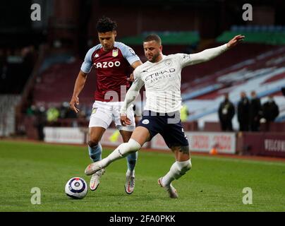 Birmingham, Angleterre, 21 avril 2021. Kyle Walker de Manchester City a été attaqué par Ollie Watkins de Aston Villa lors du match de Premier League à Villa Park, Birmingham. Le crédit photo doit être lu : Darren Staples / Sportimage Banque D'Images