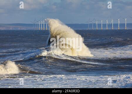 Une belle vague avec des éoliennes dans la distance. Hartlepool, Angleterre, Royaume-Uni. Banque D'Images