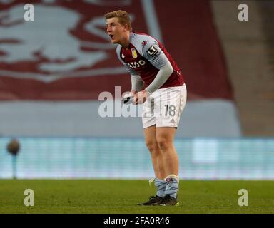 Birmingham, Angleterre, 21 avril 2021. Matt Targett, d'Aston Villa, prend ses pads de shin lors du match de la Premier League à Villa Park, Birmingham. Le crédit photo doit être lu : Darren Staples / Sportimage Banque D'Images