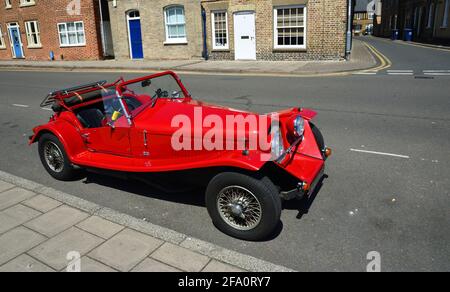 Voiture de sport Red Marlin garée dans la vieille ville de St Ives. Banque D'Images